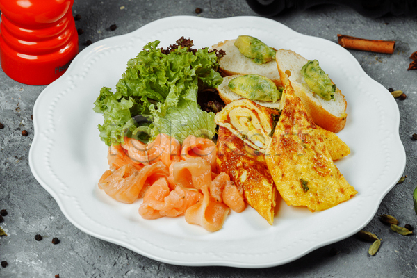 사람없음 JPG 포토 해외이미지 바게트 실내 아침식사 연어 오믈렛 접시 채소 회색배경