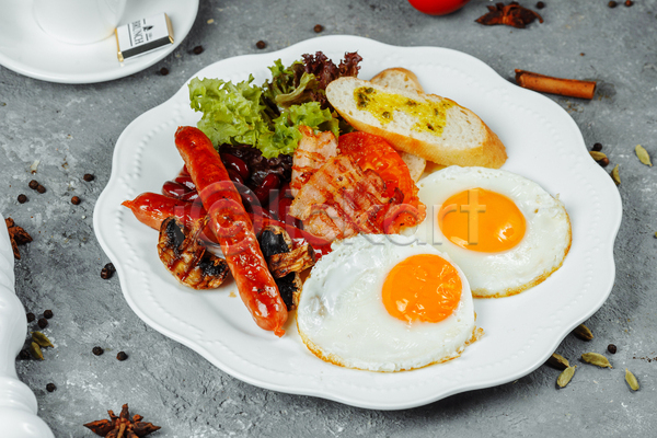 사람없음 JPG 포토 해외이미지 계란프라이 바게트 베이컨 상추 소시지 실내 아침식사 접시 회색배경