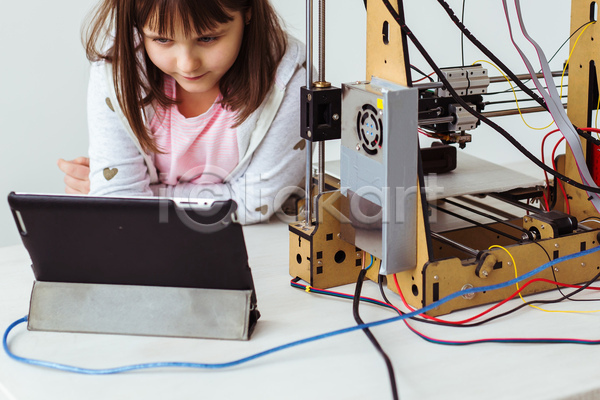 소녀(어린이) 소녀한명만 어린이 여자 한명 JPG 앞모습 포토 해외이미지 3D프린터 4차산업 과학기술 기술자 만들기 상반신 실내 응시 인공 제조 태블릿