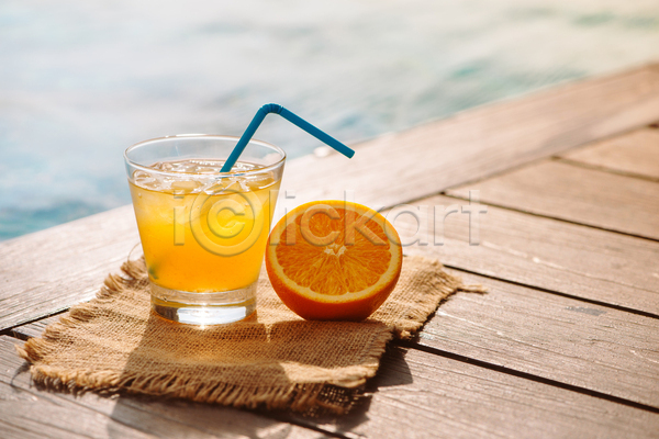 사람없음 JPG 포토 해외이미지 단면 수영장 야외 여름(계절) 오렌지 오렌지주스 잔 주간 천(직물) 한잔