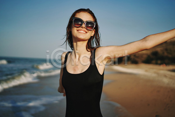 여유 휴식 성인 성인여자한명만 여자 한명 JPG 앞모습 포토 해외이미지 미소(표정) 바캉스 상반신 선글라스 야외 여름(계절) 여름휴가 주간 팔벌리기 해변