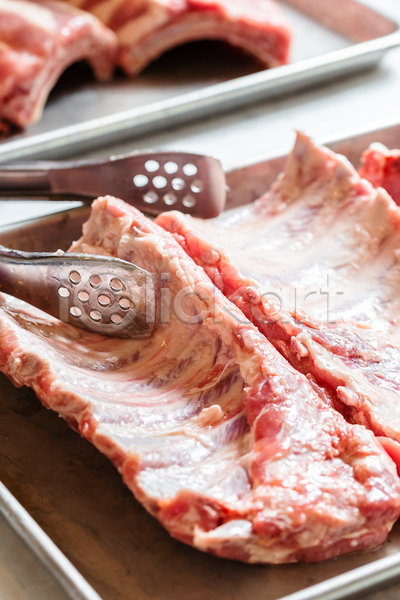 신선 사람없음 JPG 아웃포커스 포토 해외이미지 돼지고기 등갈비 생고기 식재료 실내 쟁반 집게 흰배경