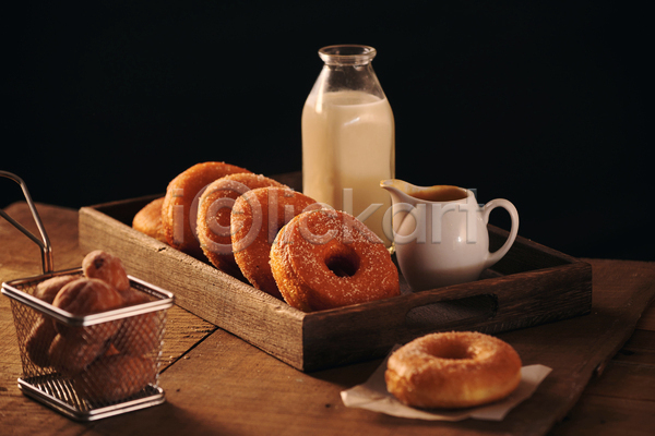 달콤 사람없음 JPG 포토 해외이미지 검은배경 나무상자 나무탁자 도넛 실내 우유 우유병 튀김망