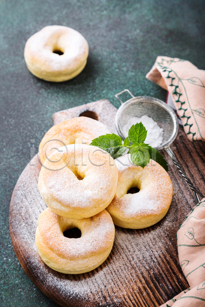 달콤 사람없음 JPG 포토 해외이미지 도넛 도마(주방용품) 디저트 민트 슈가파우더 채망 회색배경