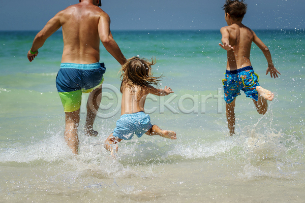 기쁨 사랑 행복 사람 세명 소년 아기 어린이 JPG 뒷모습 포토 해외이미지 가족 건강 게임 남동생 놀이 달리기 라이프스타일 모래 물 바다 스플래쉬 아빠 야외 여름(계절) 여행 자연 작음 장난 파도 휴가