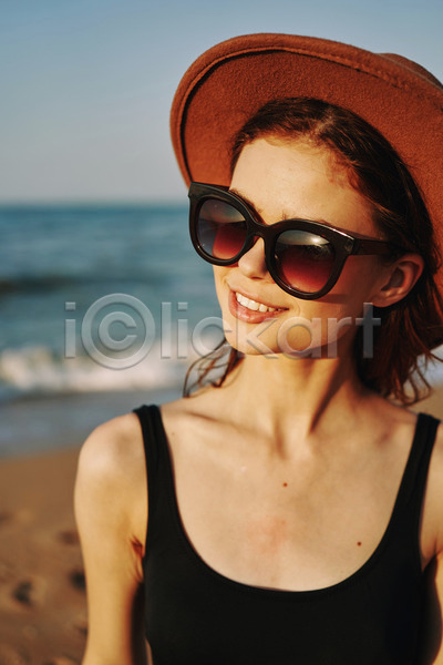 여유 휴식 성인 성인여자한명만 여자 한명 JPG 아웃포커스 앞모습 포토 해외이미지 미소(표정) 바캉스 상반신 선글라스 야외 여름(계절) 여름휴가 주간 해변