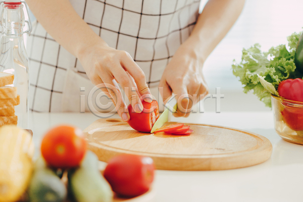 성인 성인여자한명만 여자 한명 JPG 소프트포커스 앞모습 포토 해외이미지 나무도마 상반신 슬라이스 실내 요리 자르기 잡기 재료손질 채소 칼 탁자 토마토