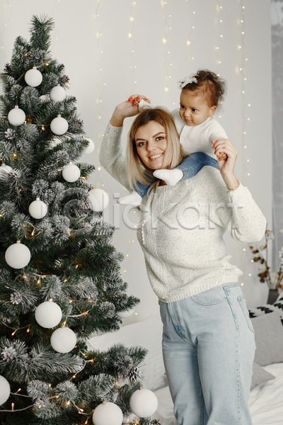 사랑 축하 함께함 두명 백인 사람 어린이 여자 JPG 포토 해외이미지 12월 가족 겨울 나무 내부 디자인 딸 백그라운드 베일 빛 빨간색 섞기 선물 스웨터 앉기 엄마 장식 전나무 전통 주기 주택 크리스마스 파란색 화환 휴가