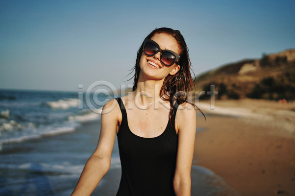 여유 휴식 성인 성인여자한명만 여자 한명 JPG 앞모습 포토 해외이미지 미소(표정) 바캉스 상반신 선글라스 야외 여름(계절) 여름휴가 주간 해변