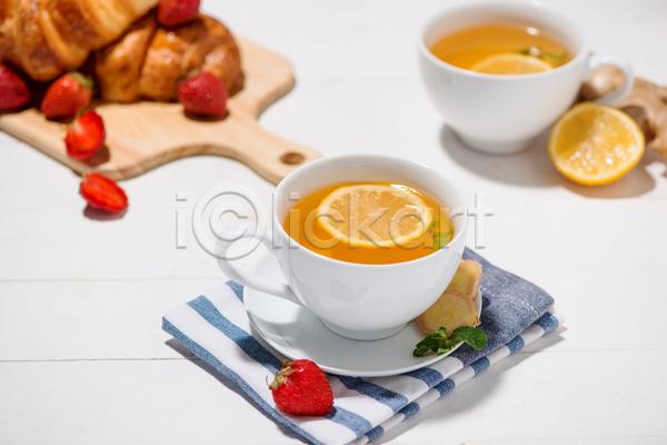 사람없음 JPG 아웃포커스 포토 해외이미지 딸기 레몬 레몬차 빵 생강 생강차 차(음료) 찻잔 탁자 흰배경