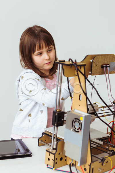 소녀(어린이) 소녀한명만 어린이 여자 한명 JPG 옆모습 포토 해외이미지 3D프린터 4차산업 과학기술 기술자 만들기 상반신 실내 인공 제조