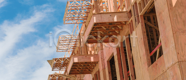 복잡 사람없음 JPG 로우앵글 포토 해외이미지 건물 고층빌딩 교외 널 도시 리빙 목재 미국 발코니 부동산 뼈대 산업 수리 수목 아파트 연립주택 외관 이웃 잡동사니 주택 지붕 텍사스 프레임 합판 해외포토