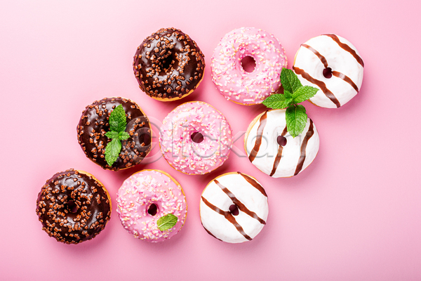 달콤 사람없음 JPG 포토 해외이미지 도넛 디저트 민트 분홍색배경 일렬 초콜릿 플랫레이