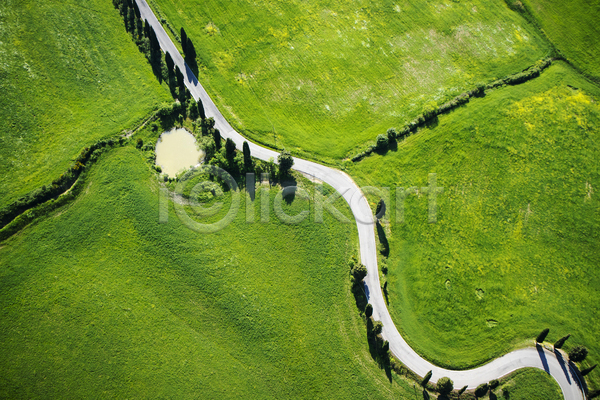 사람없음 JPG 포토 항공촬영 해외이미지 나무 도로 밭 시에나 여행 유럽 이탈리아 자연 초록색 커브길 토스카나 풍경(경치)