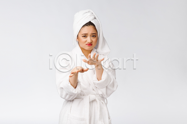 동양인 성인 성인여자한명만 여자 한명 JPG 앞모습 포토 해외이미지 목욕가운 뷰티 상반신 손짓 수건 실내 응시 찡그림 피부관리 흰배경