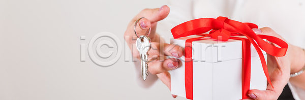 사랑 새로움 축하 행복 사람 사람없음 여자 JPG 포토 해외이미지 겨울 고립 관리 기념일 낭만 놀람 덮개 디자인 리본 발렌타인데이 보너스 빨간색 상자 새해 생일 선물 선물상자 세일 손 쇼핑 온라인 이벤트 인사 잡기 장식 종이 주기 증명서 축제 카피스페이스 크리스마스 패키지 포장 해외포토 활 휴가 흰색