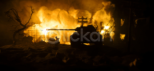 사람없음 JPG 실루엣 포토 해외이미지 갑옷 공격 구름 군용 군인 대포 무거움 무기 밭 백그라운드 병정 보병 불 세계 수술 싸움 야간 역사 연소 육군 전쟁 전쟁터 총 충돌 탑 탱크 포즈 폭발 표범 해외포토 힘