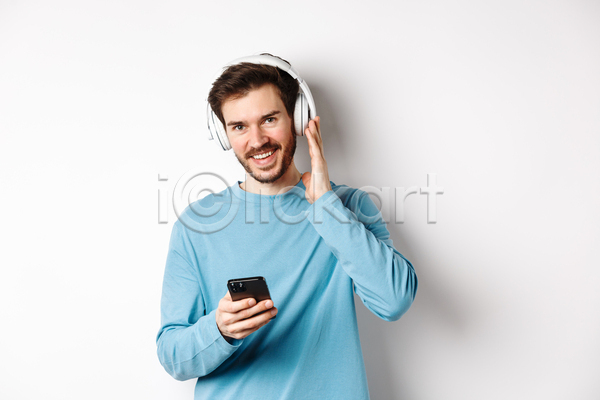 남자 성인 성인남자한명만 한명 JPG 앞모습 포토 해외이미지 들기 상반신 스마트폰 실내 음악감상 응시 헤드셋