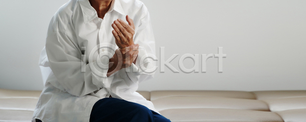 고통 노년 노인여자한명만 여자 한명 JPG 앞모습 포토 해외이미지 감싸기 상반신 손목통증 실내 앉기 할머니