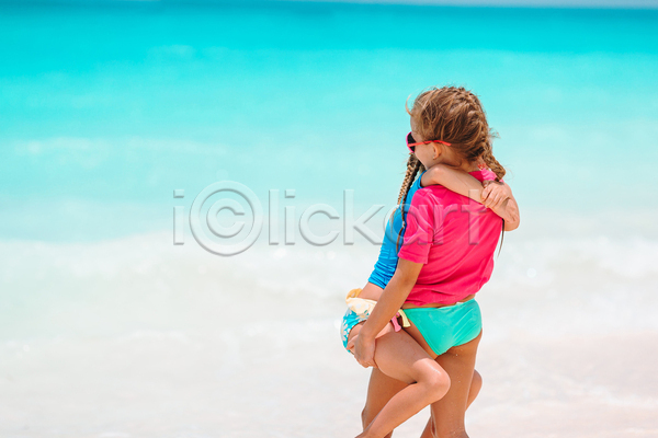 휴식 두명 백인 소녀(어린이) 소녀만 어린이 여자 JPG 뒷모습 포토 해외이미지 라이프스타일 바캉스 상반신 수영복 안기 야외 여름(계절) 여름휴가 여행 자매 주간 파도 해변