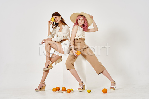 두명 백인 성인 성인여자만 여자 JPG 앞모습 옆모습 포토 해외이미지 과일 다리들기 들기 모델 모자(잡화) 실내 앉기 응시 전신 친구 패션 포즈 흰배경