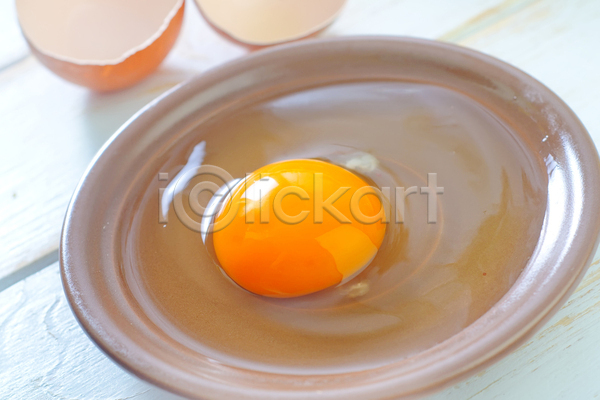 사람없음 JPG 포토 해외이미지 계란 나무배경 날계란 실내 접시