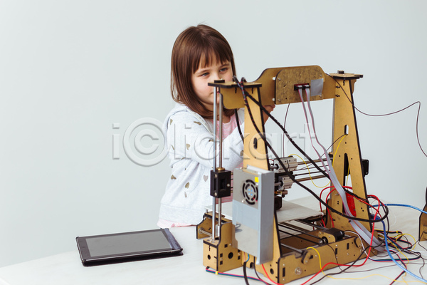 소녀(어린이) 소녀한명만 어린이 여자 한명 JPG 옆모습 포토 해외이미지 3D프린터 4차산업 과학기술 기술자 만들기 만지기 상반신 서기 실내 인공 제조 태블릿