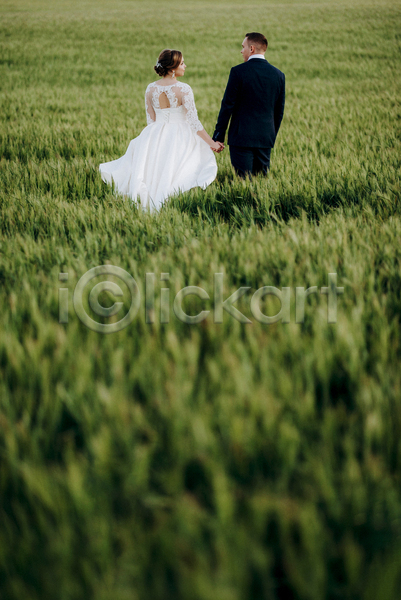남자 두명 성인 성인만 여자 JPG 뒷모습 소프트포커스 포토 해외이미지 결혼 마주보기 밀밭 상반신 손잡기 신랑신부 야외 주간 커플