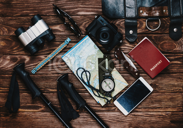 사람없음 JPG 포토 하이앵글 해외이미지 나침반 등산스틱 맥가이버칼 스마트폰 실내 쌍안경 여권 여행 오브젝트 지도 카메라