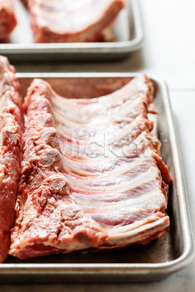 신선 사람없음 JPG 아웃포커스 포토 해외이미지 돼지고기 등갈비 생고기 식재료 실내 쟁반 흰배경