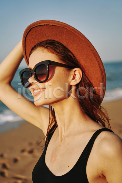 여유 휴식 성인 성인여자한명만 여자 한명 JPG 아웃포커스 옆모습 포토 해외이미지 모자(잡화) 미소(표정) 바캉스 상반신 선글라스 야외 여름(계절) 여름휴가 주간 해변