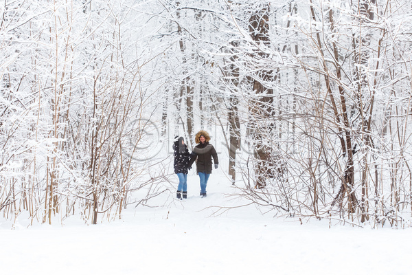 함께함 남자 두명 성인 성인만 여자 JPG 앞모습 포토 해외이미지 걷기 겨울 겨울풍경 나무 눈(날씨) 눈덮임 숲속 야외 전신 주간 커플