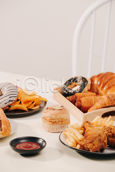 사람없음 JPG 포토 해외이미지 감자칩 감자튀김 도넛 머핀 빵 소세지빵 실내 의자 접시 종지 치킨 케첩 탁자