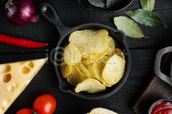사람없음 JPG 포토 하이앵글 해외이미지 감자칩 검은배경 담기 방울토마토 실내 월계수잎 치즈 칩(음식) 프라이팬