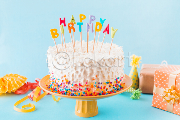 즐거움 축하 사람없음 JPG 포토 해외이미지 고깔(모자) 리본 생일 생일축하 생일케이크 선물상자 실내 접시 케이크 파란배경 파티