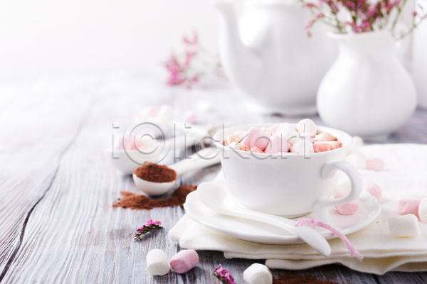 사람없음 JPG 포토 해외이미지 꽃 나무배경 마시멜로우 카피스페이스 컵 컵받침 코코아 코코아가루 티스푼