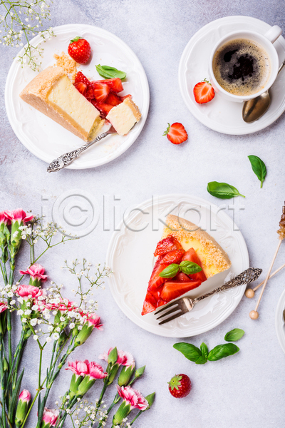 사람없음 JPG 포토 하이앵글 해외이미지 꽃 디저트 딸기 실내 잎 치즈케이크 흰배경