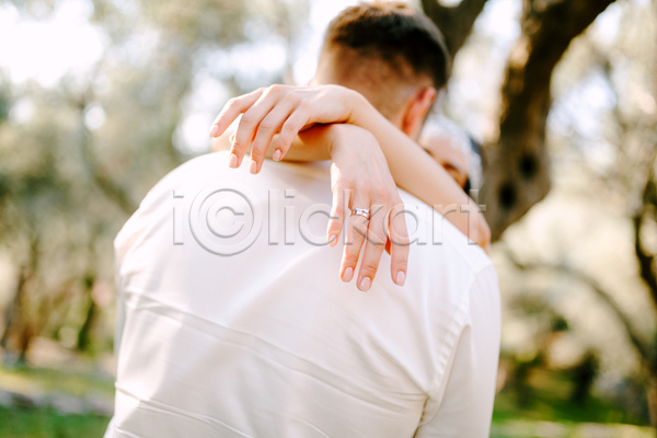 다정 남자 두명 성인 성인만 여자 JPG 뒷모습 아웃포커스 포토 해외이미지 결혼 상반신 신랑신부 야외 어깨에손 주간 커플 포옹