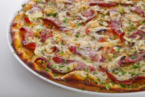 사람없음 JPG 포토 해외이미지 고립 굽기 껍질 닫기 맛 먹기 성분 속도 식당 식사 양파 요리 원형 음식 이탈리아 저녁식사 치즈 토마토 피자