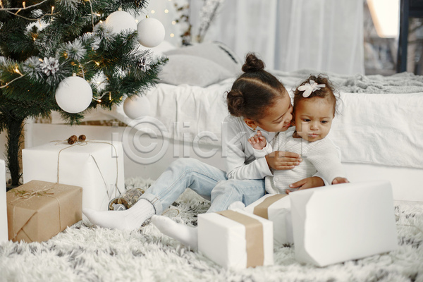 화목 두명 소녀(어린이) 소녀만 어린이 여자 JPG 앞모습 포토 해외이미지 선물상자 실내 안기 앉기 자매 전신 크리스마스 크리스마스트리