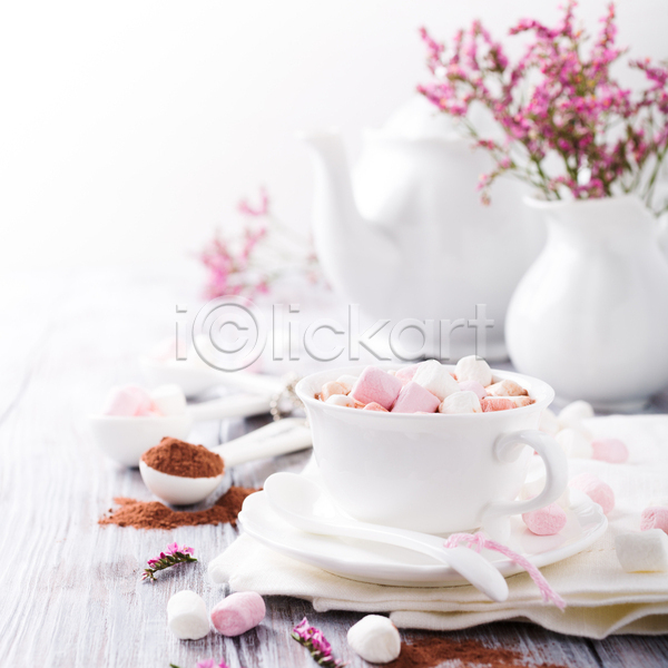 사람없음 JPG 포토 해외이미지 꽃 마시멜로우 숟가락 찻주전자 카피스페이스 컵 컵받침 코코아 흰배경