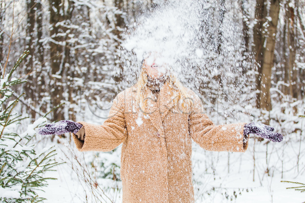 성인 성인여자한명만 여자 한명 JPG 아웃포커스 앞모습 포토 해외이미지 겨울 눈(날씨) 던지기 상반신 야외 주간 코트 팔벌리기