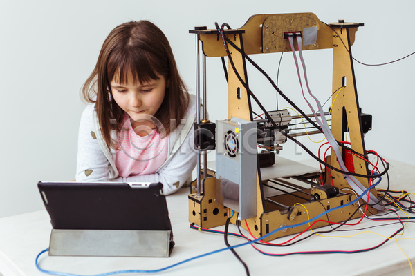 소녀(어린이) 소녀한명만 어린이 여자 한명 JPG 앞모습 포토 해외이미지 3D프린터 4차산업 과학기술 기술자 만들기 상반신 실내 응시 인공 제조 태블릿