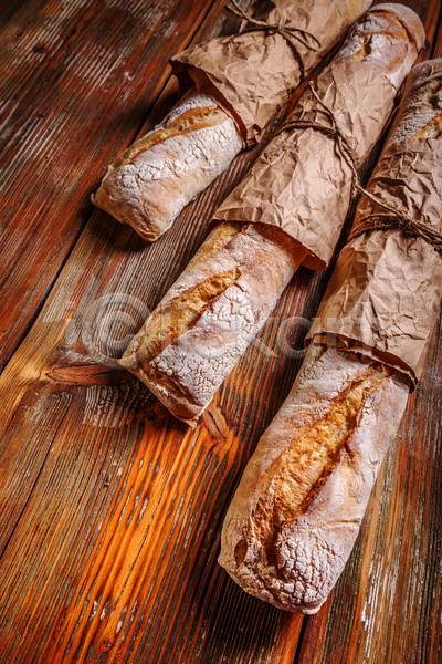 사람없음 JPG 포토 해외이미지 곡물빵 나무배경 바게트 빵 종이봉투