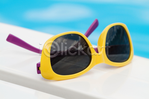 휴식 사람없음 어린이 JPG 포토 해외이미지 갑판 노란색 당구 라이프스타일 물 백그라운드 선글라스 수영 수영장 야외 여름(계절) 의자 자연 태양 파란색 햇빛 휴가 휴게실 휴양지 흰색