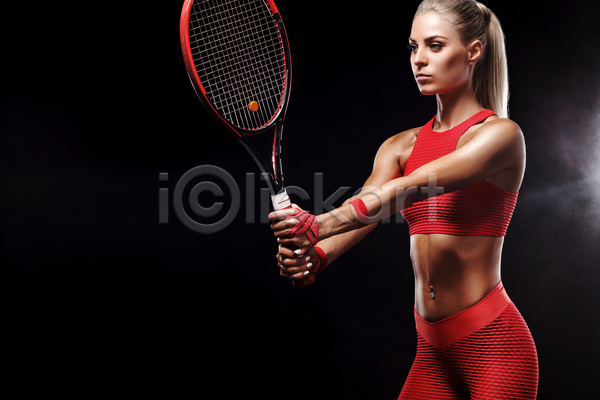 성인 성인여자한명만 여자 한명 JPG 옆모습 포토 해외이미지 검은배경 들기 상반신 서기 실내 응시 전신 테니스 테니스라켓 테니스복