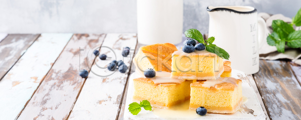 달콤 신선 사람없음 JPG 포토 해외이미지 과일 굽기 대접 디저트 레시피 맛 모양 목재 바 바닐라 배너 복고 부분 블루베리 빵집 설탕 수확 시골 식당 아침식사 열매 요리 음식 자르기 점심식사 접시 정사각형 조각 주택 카피스페이스 커스터드 케이크 크림 타르트 페스츄리 푸딩 해외포토 핸드메이드 흰색