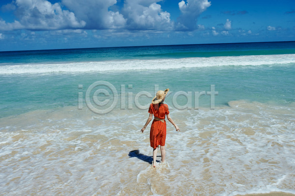 여유 휴식 성인 성인여자한명만 여자 한명 JPG 뒷모습 포토 해외이미지 밀짚모자 바캉스 서기 야외 여름(계절) 여름휴가 원피스 전신 주간 해변