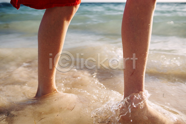 여유 휴식 신체부위 JPG 포토 해외이미지 맨발 바다 바캉스 발 발담그기 서기 야외 여름(계절) 여름휴가 주간 파도