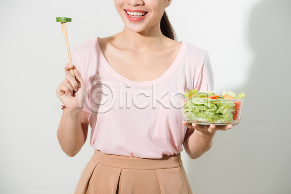 성인 성인여자한명만 여자 한명 JPG 앞모습 포토 해외이미지 들기 상반신 샐러드 식단관리 식사 실내 흰배경